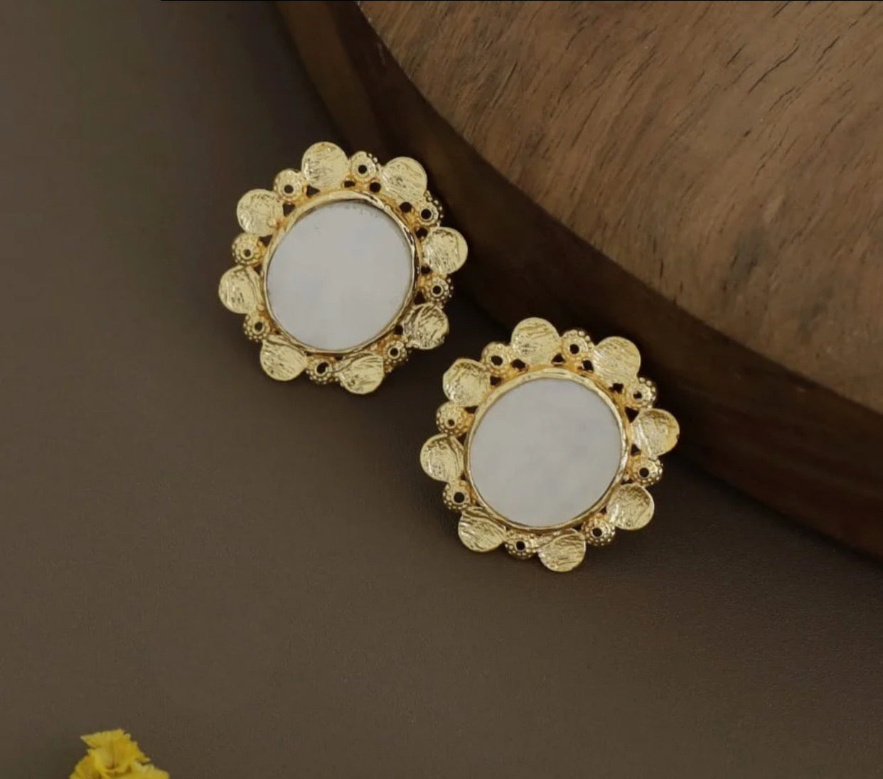 Round mother of pearl earrings