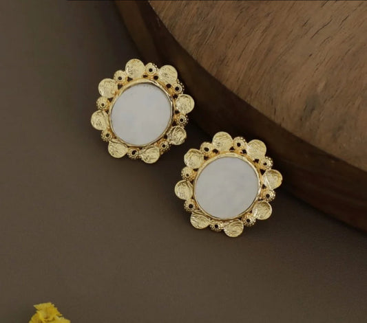 Round mother of pearl earrings